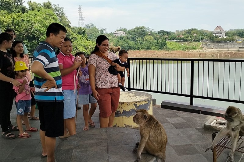 RAMAI PENGUNJUNG : Suasana tempat wisata Goa Kreo Semarang saat libur Nataru Selasa (26/12). (FIGUR RONGGO WASSALIM/JAWA POS RADAR SEMARANG)