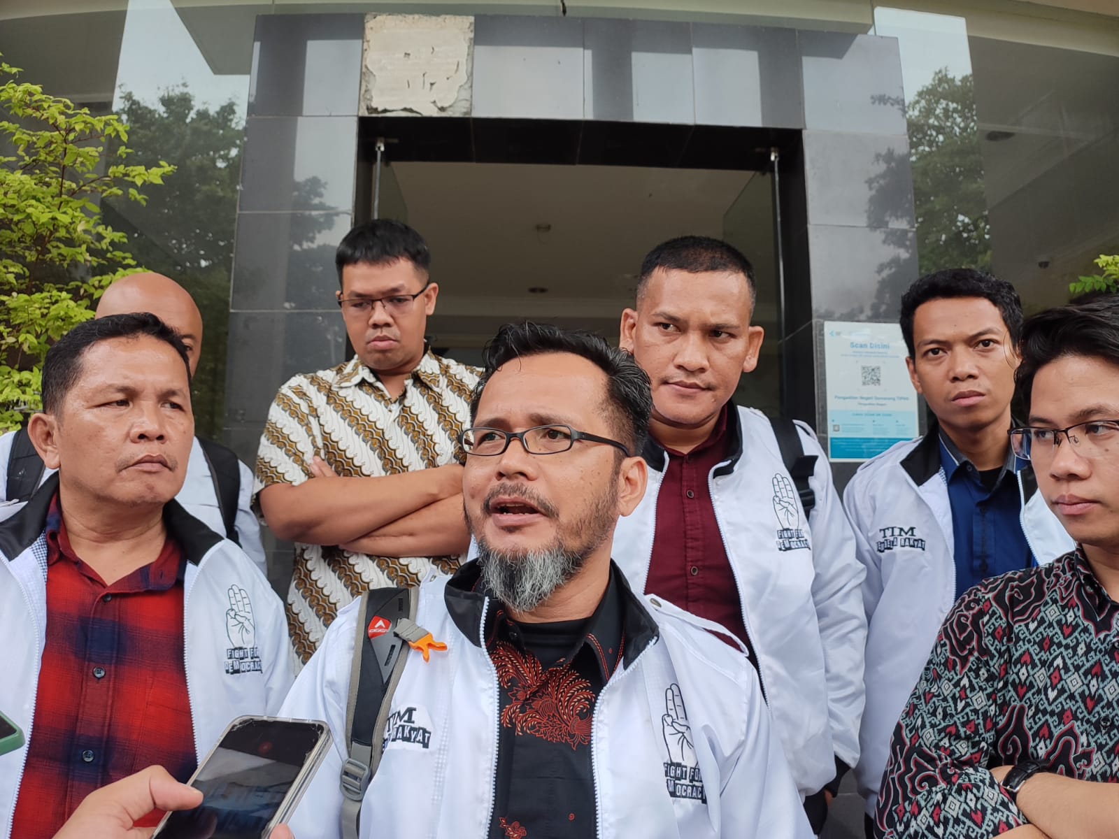 34 pengacara mengawal kasus korupsi Kades Manjung, Kabupaten Wonogiri di Pengadilan Tipikor Semarang, Rabu (27/12).