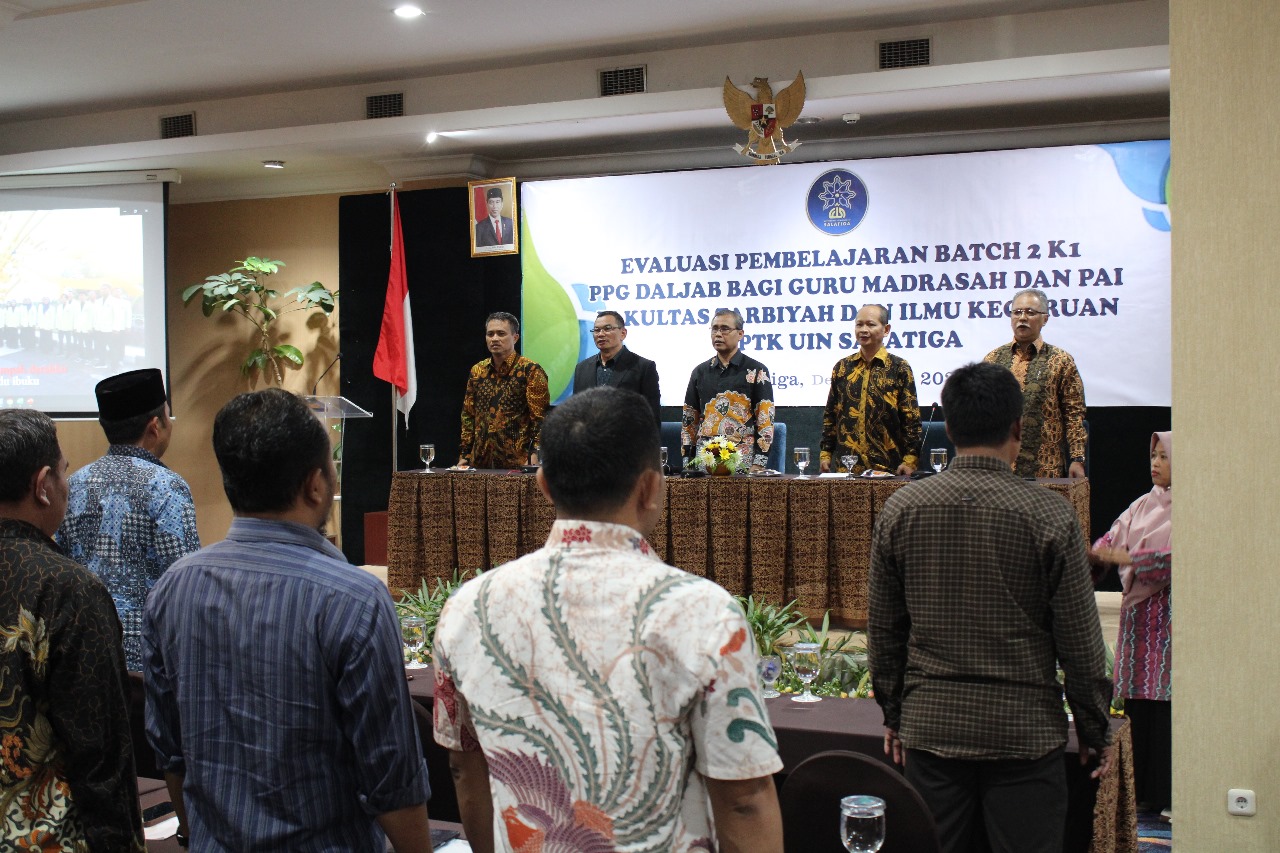 Suasana penuh semangat memeriahkan Grand Wahid Hotel Salatiga dalam rangkaian acara evaluasi pembelajaran yang mengesankan, yang diselenggarakan oleh LPTK PPG UIN Salatiga menjelang akhir tahun, Kamis