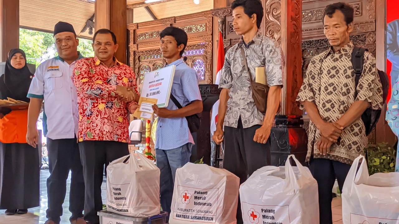 Bupati Semarang secara simbolis memberikan bantuan sosial kepada warga yang terdampak bencana