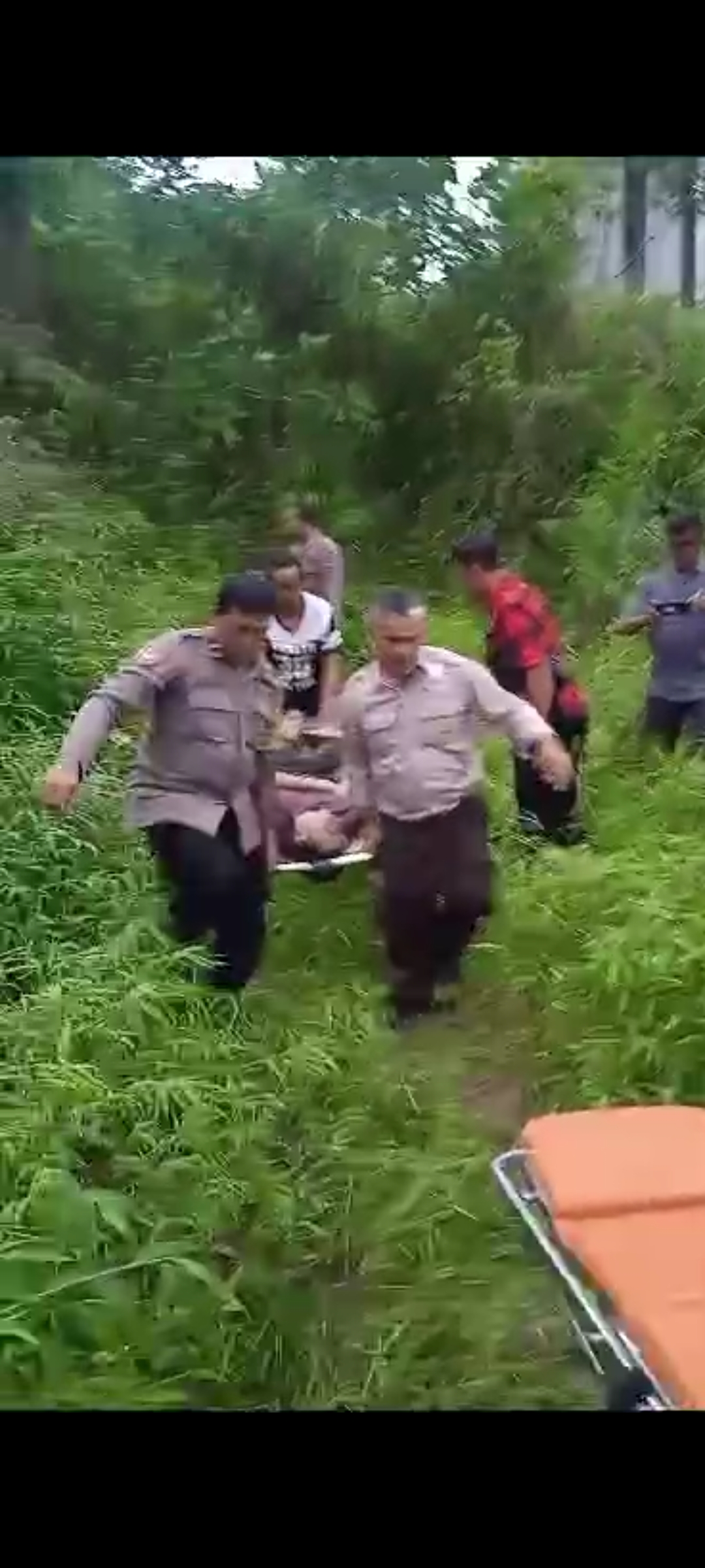Tangkapan layar saat korban dievakuasi