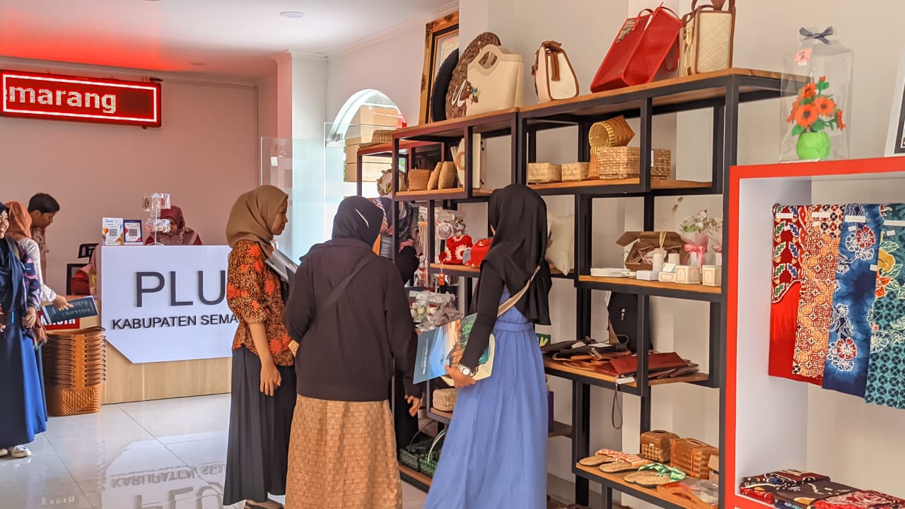 Para pengunjung tengah memilih beberapa produk UMKM yang akan dibeli