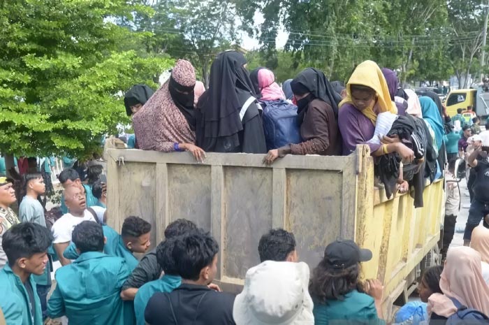 Potret pengungsi Rohingya yang dinaikkan keatas truk untuk dipindahkan setelah aksi ratusan mahasiswa Aceh yang mengusir paksa dari BMA.