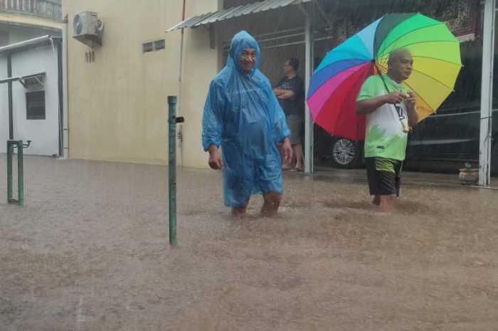 Banjir setinggi lutut terjadi di RW 6 RT 4 dan 5 Perumahan Jatisari Asri BSB disebabkan kerena pembangunan drainase belum tuntas.
