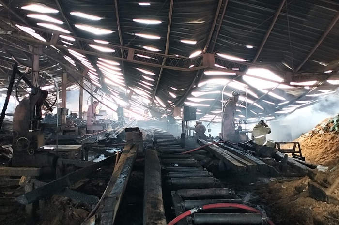 Para petugas pemadam kebakaran masih berjibaku dengan api di pabrik kayu PT Janico Raya, Jalan Gebanganom Nomor 14, Kelurahan Gebangsari, Kecamatan Genuk, Sabtu (30/12). FIGUR RONGGO WASSALIM/JAWA POS