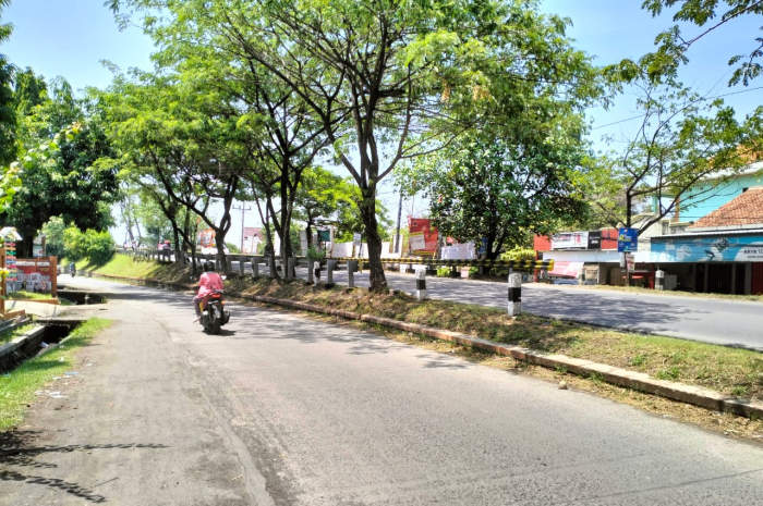 Suasana arus lalu lintas di Flyover Bangetayu Sabtu (30/12) siang. FIGUR RONGGO WASSALIM/JAWA POS RADAR SEMARANG