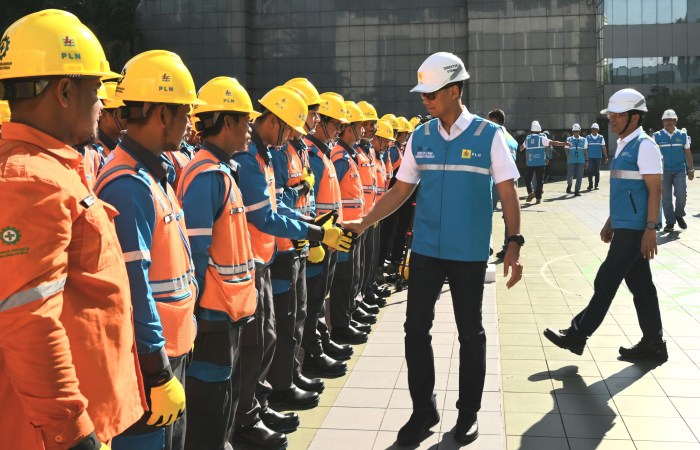 APEL SIAGA : PT PLN menggelar Apel Siaga Kelistrikan Natal 2023 dan Tahun Baru (Nataru) 2024 secara nasional untuk memastikan kesiapan pasokan listrik dan petugas Rabu (20/12/2023).