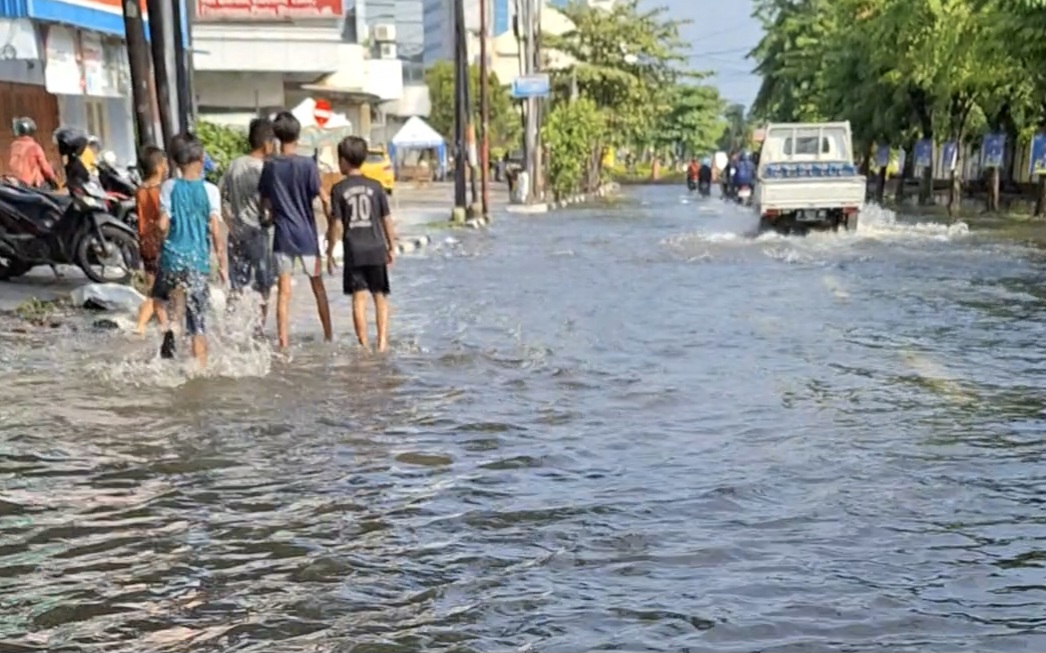 Air sisa hujan semalam masih menggenangi jalan MT Haryono Semarang Sabtu (30/12/2023) pagi. (Baskoro Septiadi/Jawa Pos Radar Semarang)