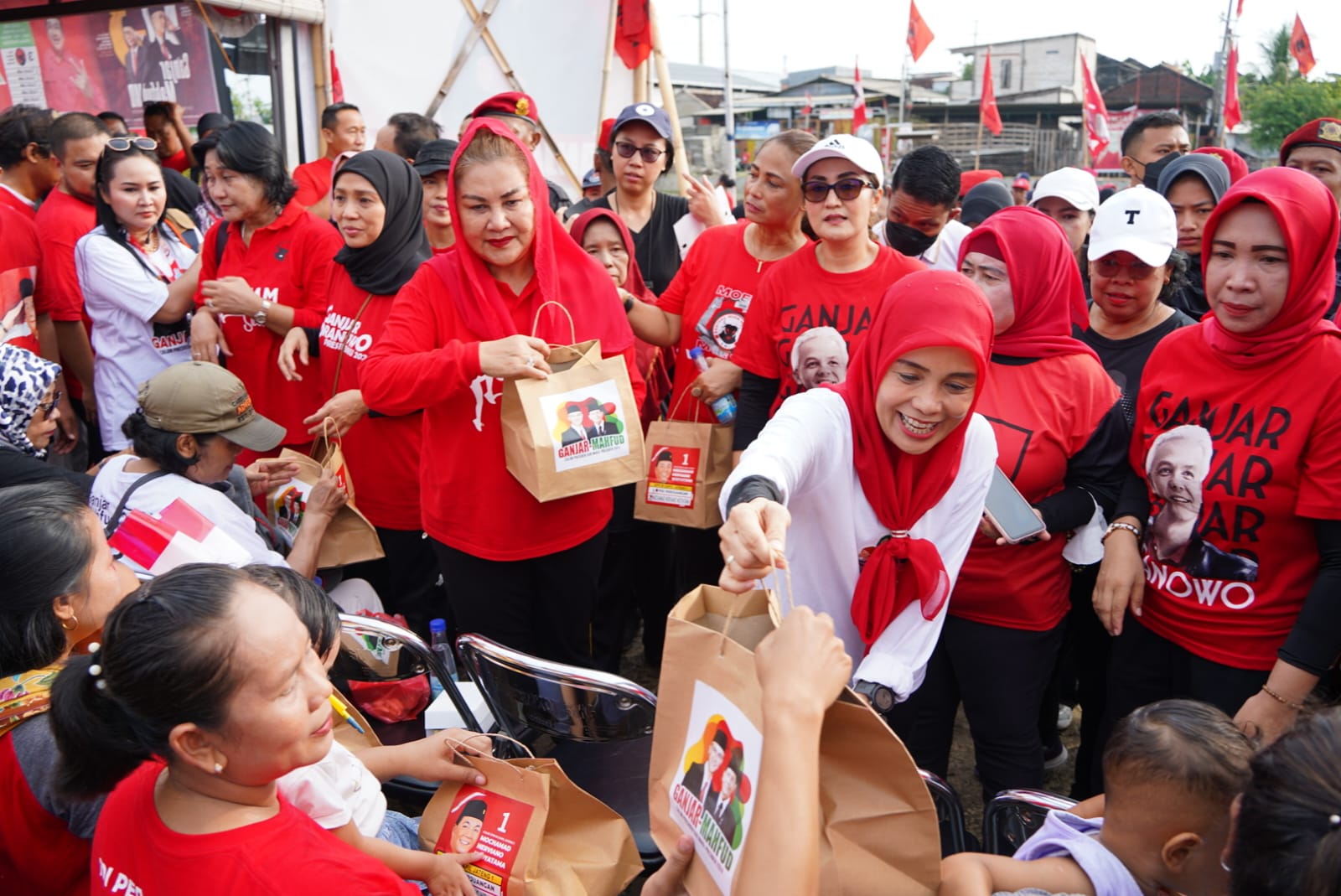 Siti Atikoh Supriyanti istri calon presiden nomor urut tiga, Ganjar Pranowo ketika menemui warga Bandarharjo, Semarang Utara. ADENNYAR WYCAKSONO/JAWA POS RADAR SEMARANG