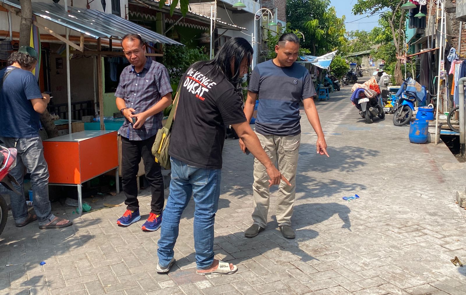 Polisi melakukan olah tempat kejadian perkara penusukan.