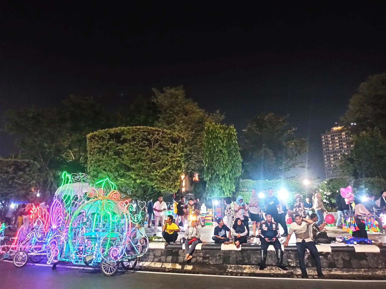 Kawasan Lapangan Pancasila alias Simpang Lima Semarang mulai ramai pengunjung menjelang pergantian tahun 2023.