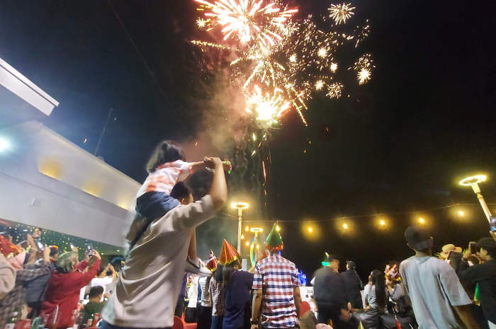 Pesta kembang api di Limaran Sky Lounge, Grand Artos Hotel and Convention pada malam pergantian Tahun Baru 2024. PUPUT PUSPITASARI/JAWA POS RADAR SEMARANG