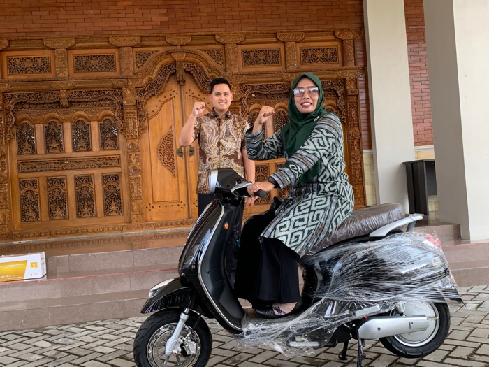 Masruroh, 41, guru TK di Kaliwungu Selatan tampak sumringah usai mendapat hadiah motor listrik dari Pemkab Kendal.