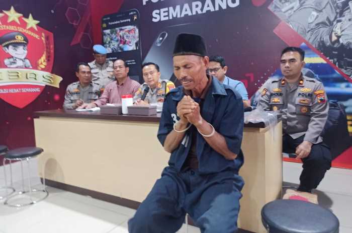 Sutikno Miji, 60, warga Tambangan Mijen, pelaku pembunuhan Guntur Surono, 22, anak pertamanya ketika dihadirkan di Mapolrestabes Semarang.