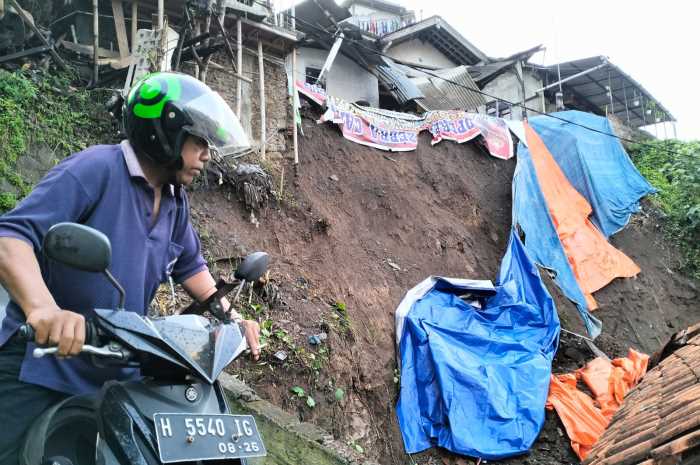 Longsor di Rumah Lasinem, Jalan Lempongsari I, Kelurahan Lempongsari, Kecamatan Gajahmungkur, Selasa (2/1).&nbsp;FIGUR RONGGO WASSALIM/JAWA POS RADAR SEMARANG