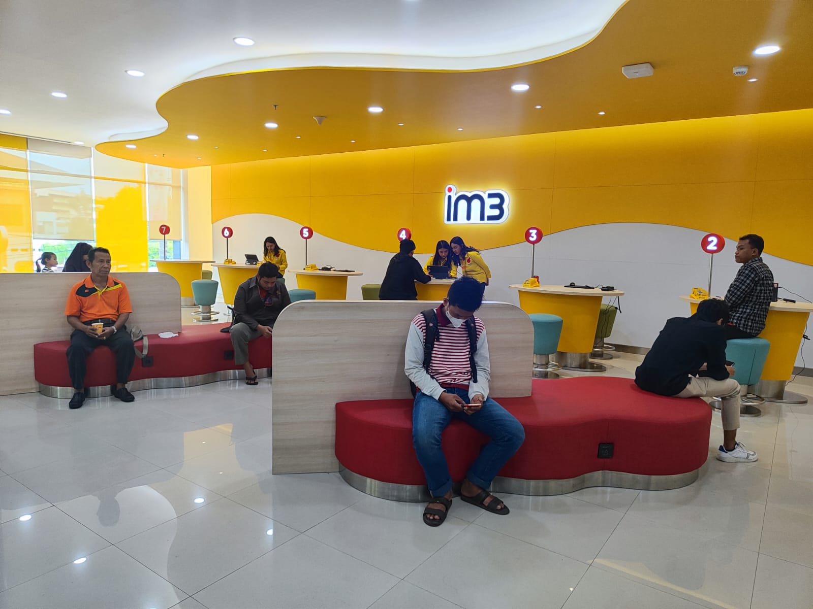 Antrean aduan konsumen di gerai Indosat mulai menurun, Rabu (3/1).