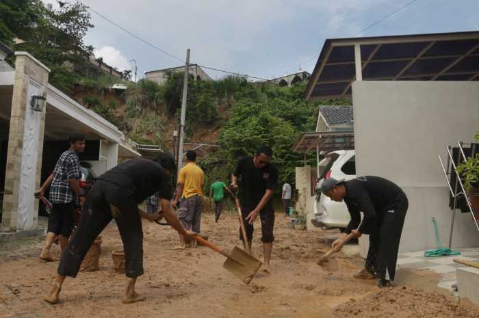 Warga bersama aparat membersihkan lumpur pasca longsor di Mountain View RT 6 RW 2 Kelurahan Mangunharjo, Kecamatan Tembalang, Rabu (3/1/2024).&nbsp;NUR CHAMIM/JAWA POS RADAR SEMARANG
