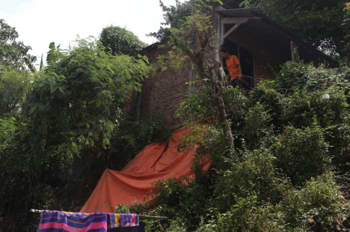 Rumah Markini, RT 3 RW 1 Kelurahan Tandang yang keropos akibat hujan deras semalam. (Nurchamim/Jawa Pos Radar Semarang)