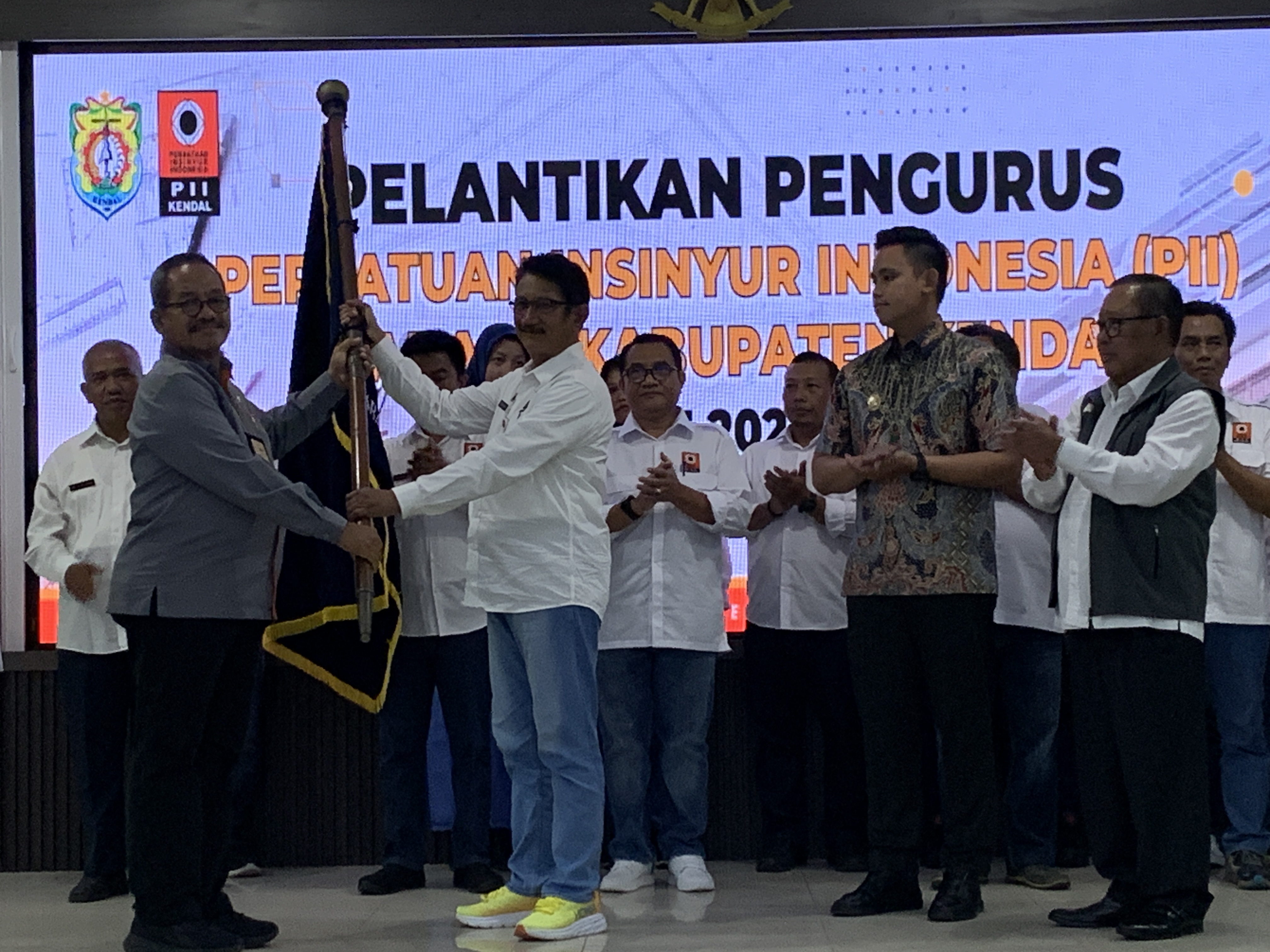 Sugiono saat menerima bendera PII dari Sekjen PII Pusat Bambang Guritno usai pelantikan pengurus PII Kendal di aula DPUPR Kamis (4/1).