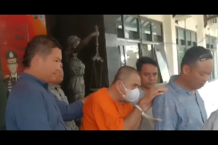 Tersangka JM (baju oranye) pelaku pembunuhan mutilasi di Serayu Malang terancam hukuman mati.