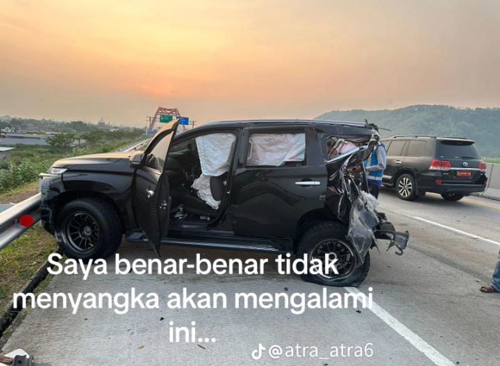 Unggahan pemilik mobil Pajero yang diseruduk bus PO Haryanto, (TikTok @atra_atra6)
