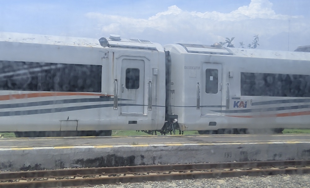 Rangkaian Gendut Yang Terbengkalai di Stasiun Gubug