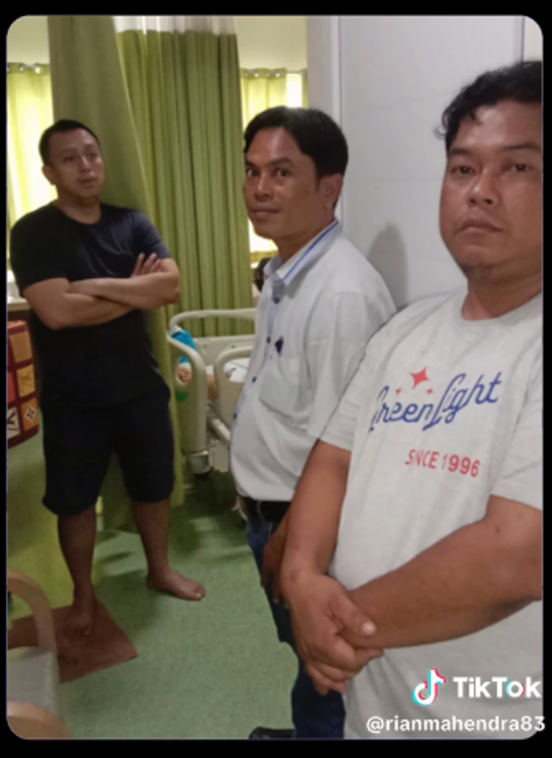 Dua orang karyawan PO Haryanto, berbaju putih, saat menjenguk korban mobil Pajero yang diseruduk bus di RS. (TikTok @rianmahendra83)