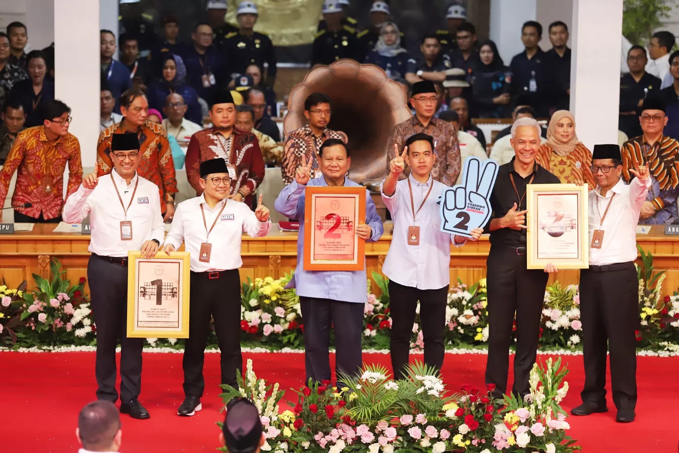 Pasangan Anies-Muhaimin nomor urut 1, Prabowo-Gibran nomor ururt 2, dan Ganjar-Mahfud nomor urut 3 saat penetapan nomor urut pasangan Capres dan Cawapres Pemilu 2024 di Gedung KPU, Jakarta, Selasa.