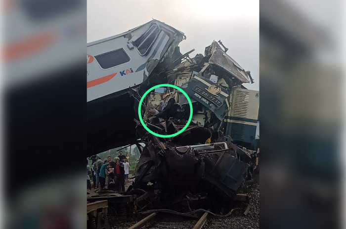 Kecelakaan kereta api antara KA Turangga vs KA Lokal Bandung (Commuterline Bandung Raya) tewaskan empat petugas KA.