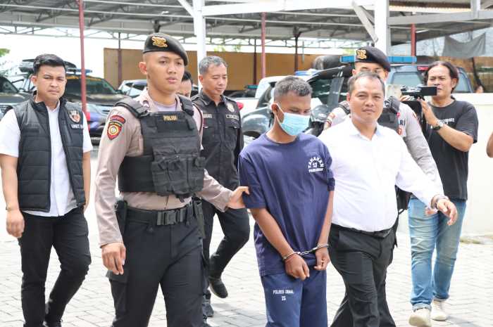 Pelaku begal payudara saat dihadirkan dalam gelar perkara di Mapolres Demak kemarin. Wahib Pribadi/Jawa Pos Radar Semarang