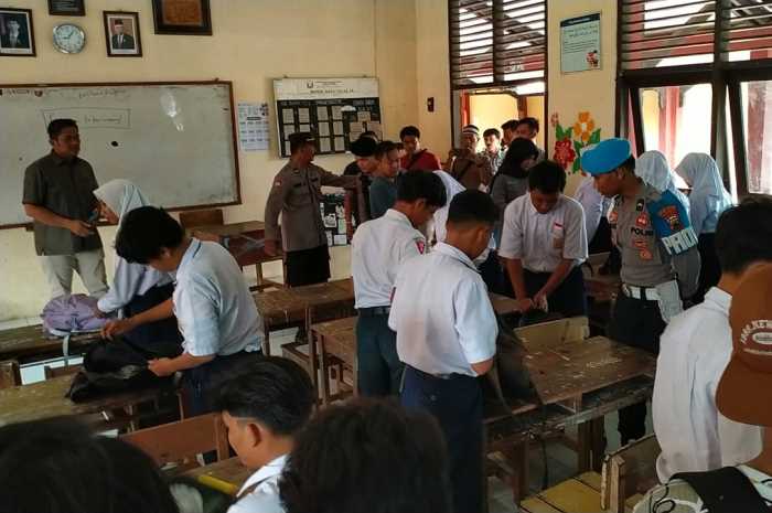 Polres Pekalongan saat menggeledah ruang kelas dan isi tas siswa SMPN 1 Siwalan, Kamis (4/1). NANANG RENDI AHMAD/JAWA POS&nbsp;RADAR SEMARANG