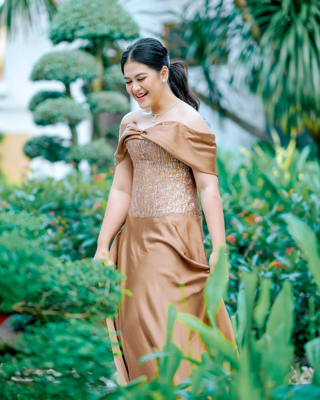 Tampil menawan dalam balutan gaun wedding collection bernuansa coklat. (Instagram @ayanggkahiyang)