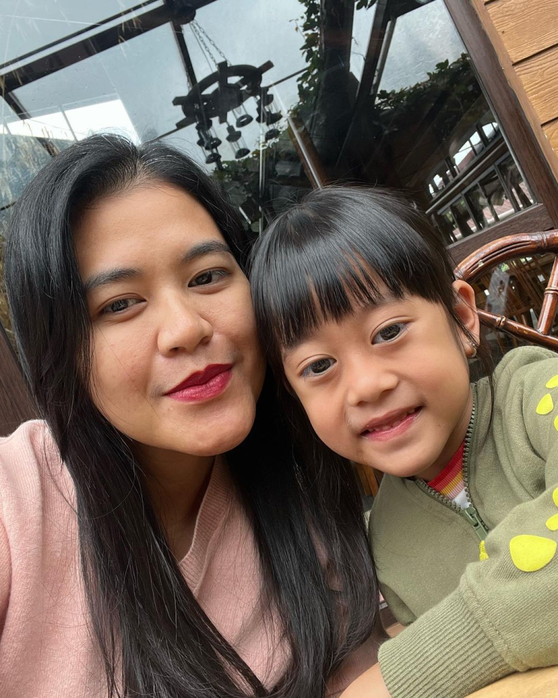 Bersama putri tercintanya, Sedah Mirah Nasution. (Instagram @ayanggkahiyang)