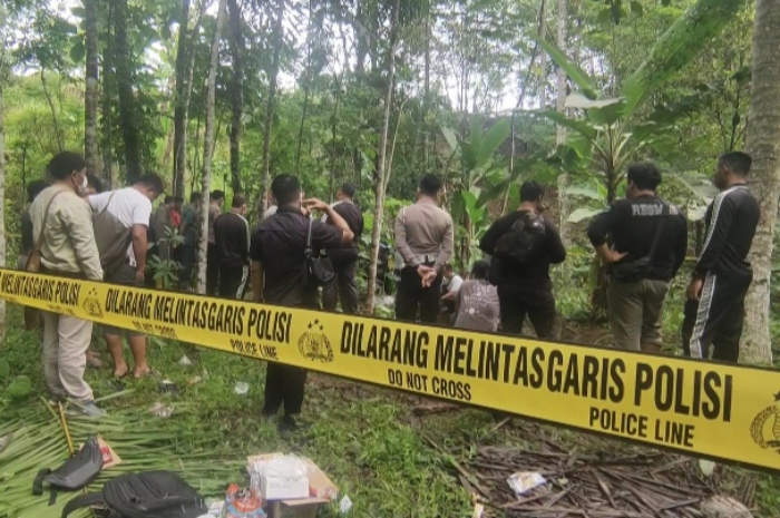 Evakuasi mayat yang ditemukan di sebuah kolam di tengah perkebunan di Dusun Karanganyar, Desa Krasak, Kecamatan Salaman pada Jumat (5/1) pagi.