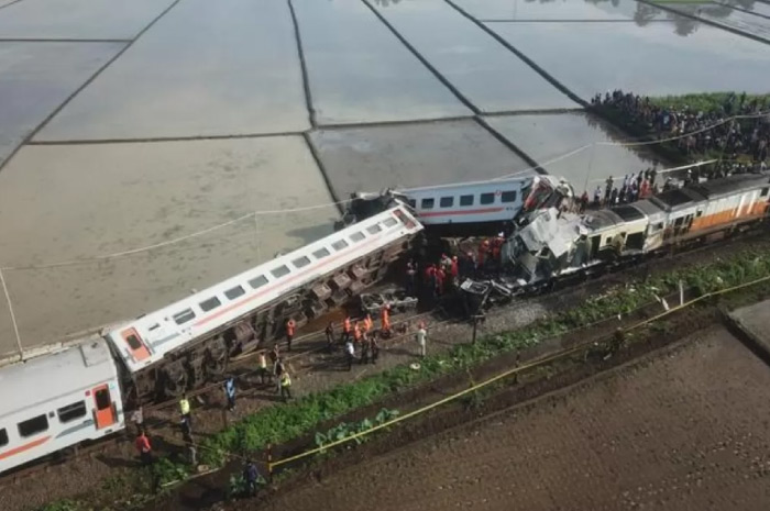 Kecelakaan kereta api antara KA Turangga dan KA Lokal Bandung Raya di Cicalengka Bandung, Jumat (5/1/2024).