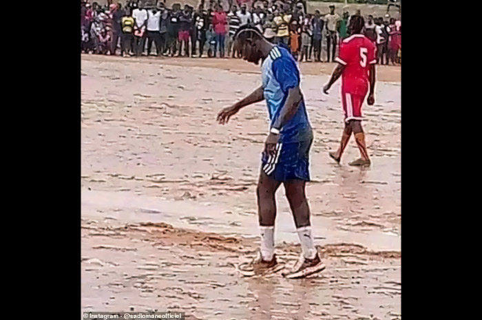 Sadio Mane 2022 saat kondisi lapangan desanya berlumpur