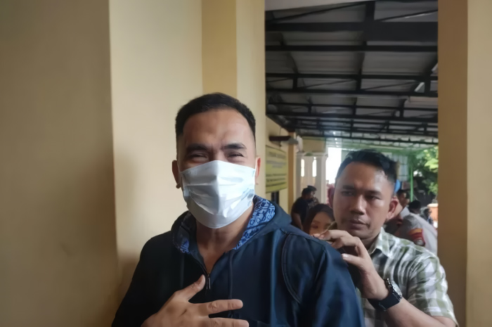 Ekspresi artis Saipul Jamil saat kembali ke ruangan Polsek Tambora setelah dinyatakan bebas oleh pihak kepolisian.