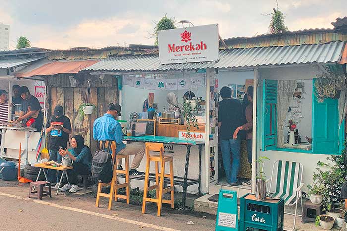 Sejumlah pengunjung coffee shop Merekah menikmati berbagai menu maknyus sembari bercengkrama.