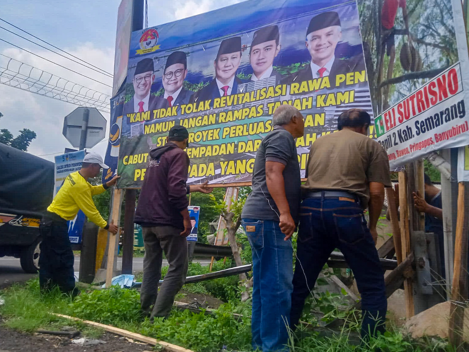Warga Desa Asinan yang memasang spanduk di dekat Jembatan Tuntang