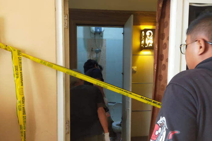 Polisi melakukan olah TKP kamar kos tempat bunuh diri pria asal Batang.  (M Hariyanto/Jawa Pos Radar Semarang)