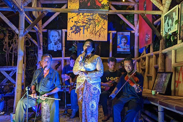 Keroncong Swadesi saat menghibur para pecinta musik keroncong di Kedai Kang Putu, Kamis (28/12) malam. FIGUR RONGGO WASSALIM/JAWA POS RADAR SEMARANG  &nbsp;