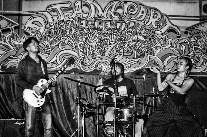 Penampilan Putra Fuadillah (Drum) dan Suryanegara Hanata Kusuma (Gitar) dari Band Bulau saat manggung.
