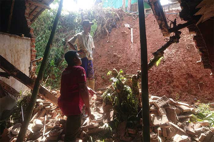 Tebing belakang rumah milik Budi Paryadi longsor di Dusun Kruwisan RT 1 RW 5, Desa Banaran, Kecamatan Gemawang.