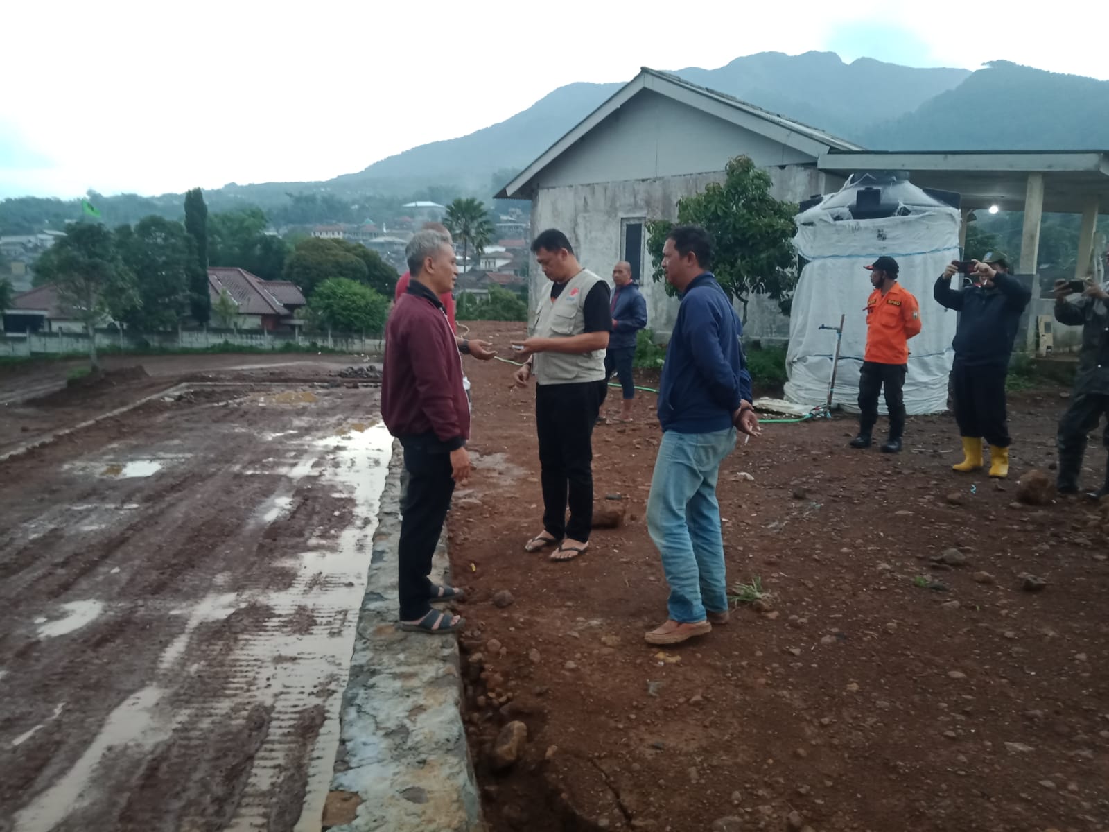 Camat Bandungan bersama BPBD Kabupaten Semarang saat meninjau lokasi pembangunan