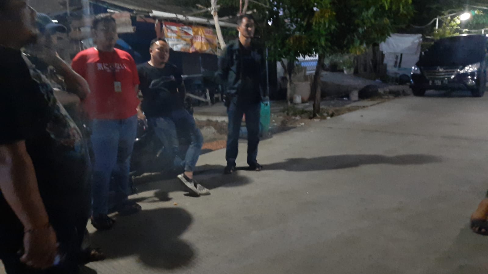 Polisi mendatangi tempat kejadian perkara pesta miras yang menewaskan 3 orang. (M Hariyanto/Jawa Pos Radar Semarang)