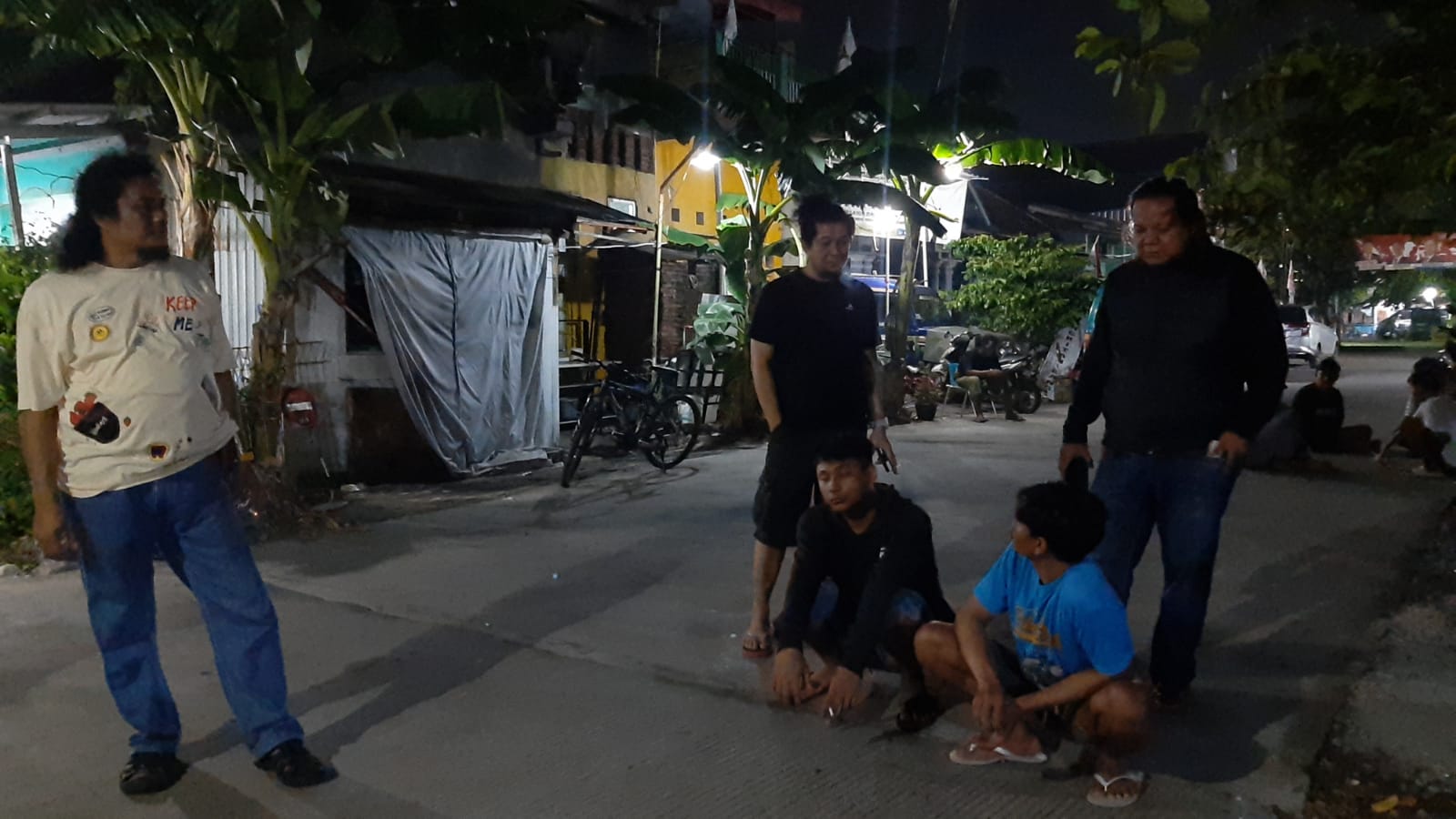 Polisi mendatangi tempat kejadian perkara pesta miras yang menewaskan 3 orang. (M Hariyanto/Jawa Pos Radar Semarang)