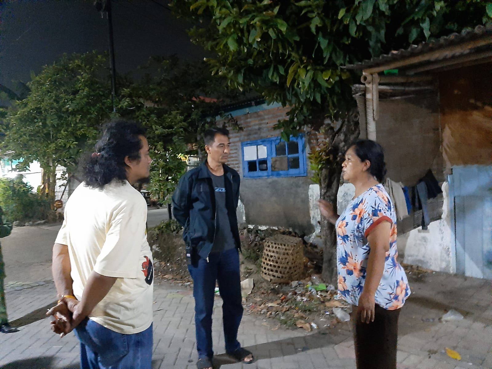 Polisi mendatangi tempat kejadian perkara pesta miras yang menewaskan 3 orang. (M Hariyanto/Jawa Pos Radar Semarang)