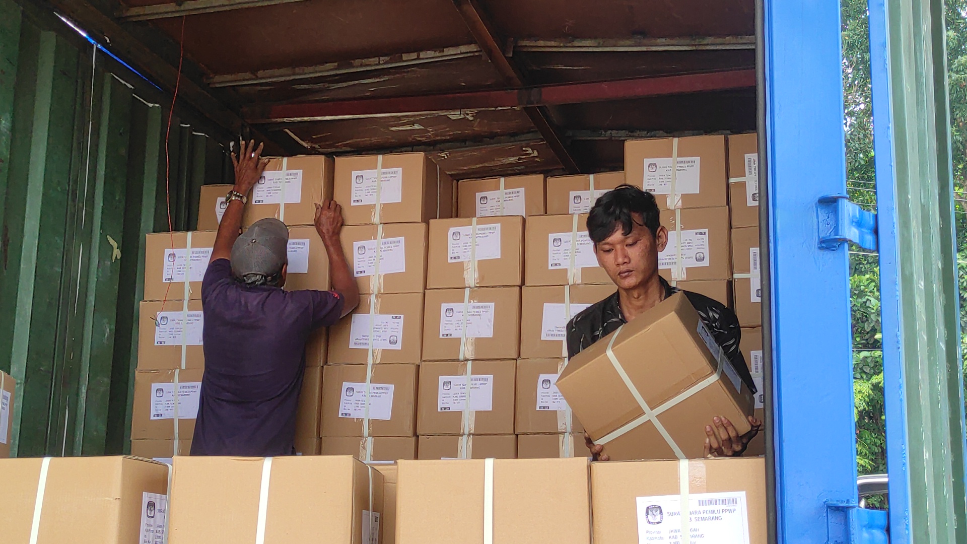 Proses pembongkaran logistik surat suara DPD Provinsi Jawa Tengah serta presiden dan wakil presiden