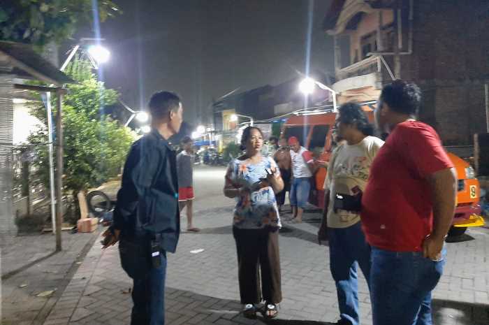 Polisi mendatangi tempat kejadian perkara pesta miras yang menewaskan 3 orang. (M Hariyanto/Jawa Pos Radar Semarang)