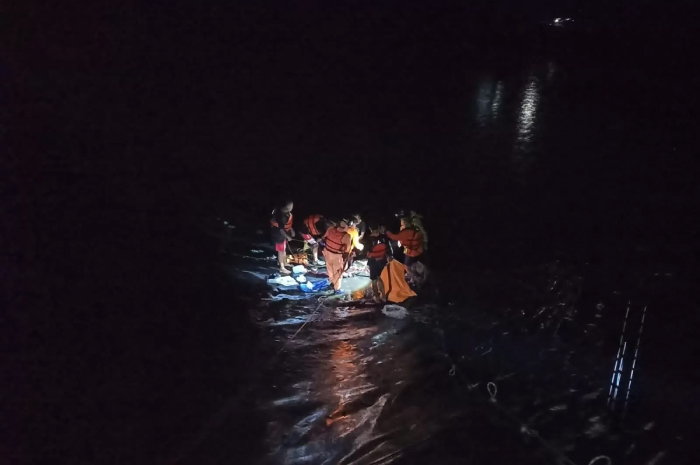 Tim BPBD Boyolali saat mengevakuasi Joko Sulisno yang tenggelam di Embung Watu Gajah, Boyolali, pada Senin (8/1/2024).